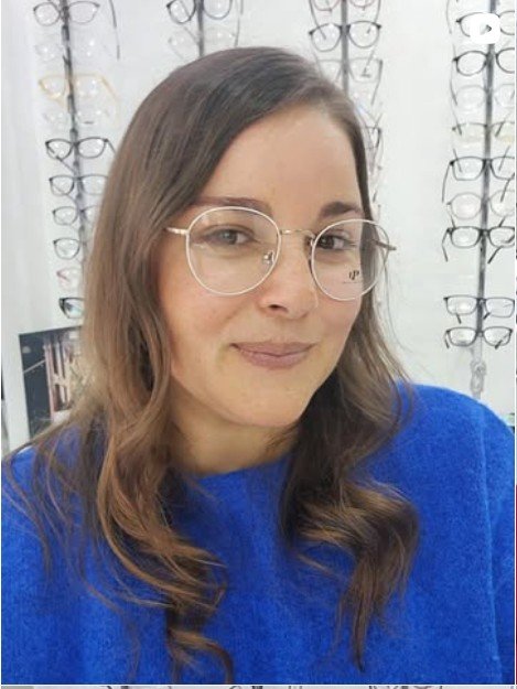 Cliente utilizando anteojos OneVision