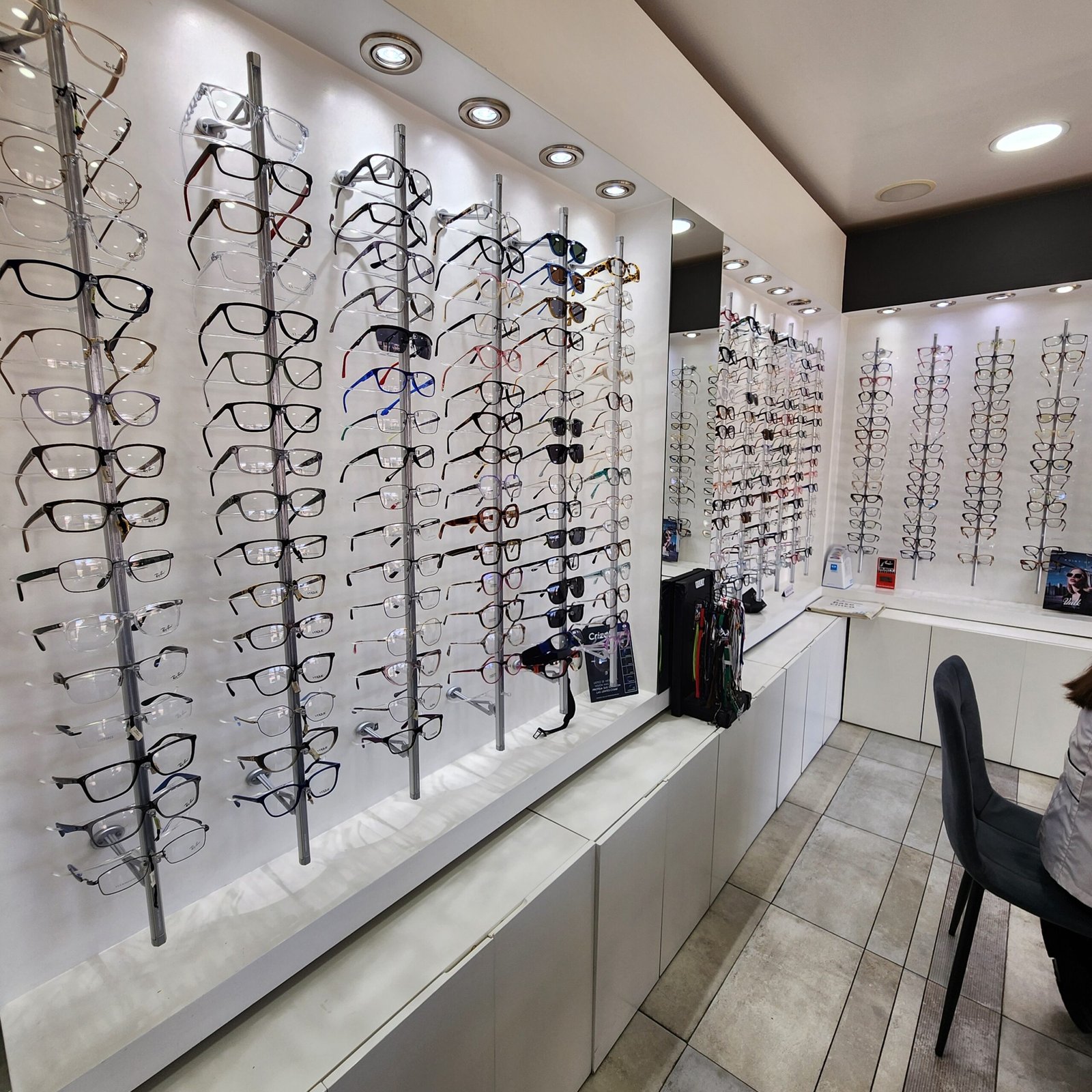 Sucursal OneVision en Avenida Espora 1100, Adrogué