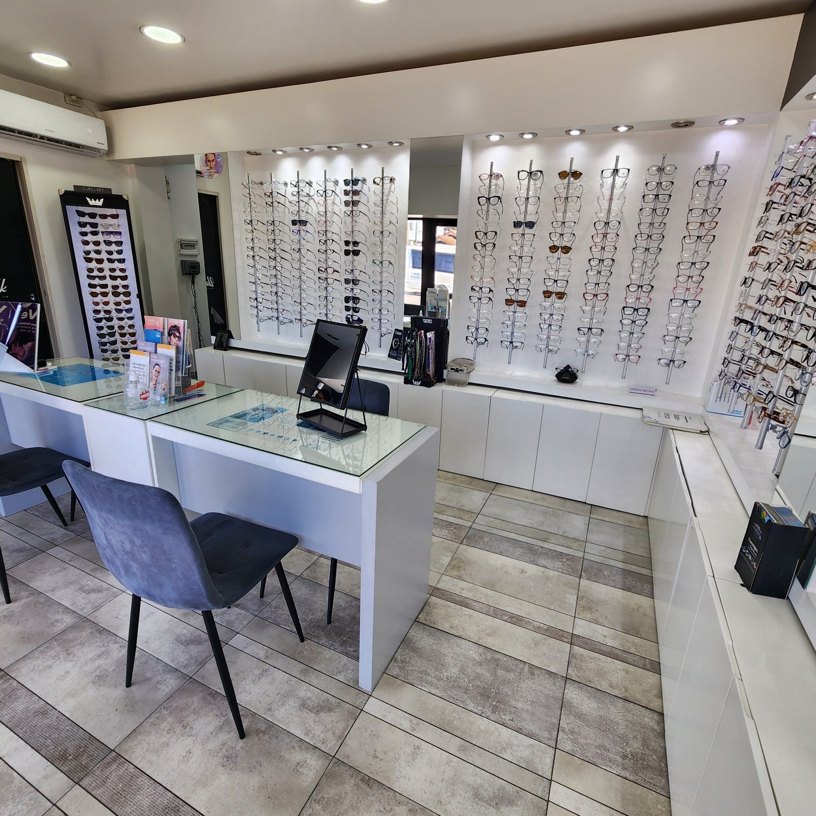 Sucursal OneVision en Avenida Espora 1100, Adrogué