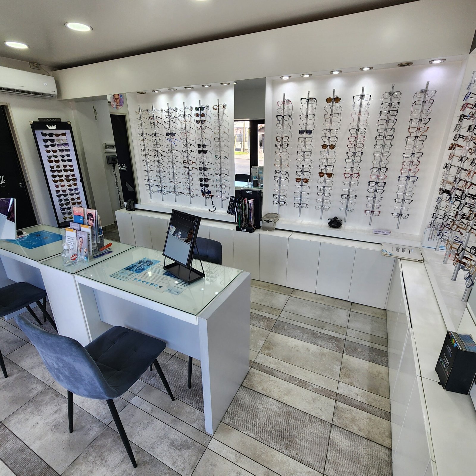 Sucursal OneVision en Avenida Espora 1100, Adrogué