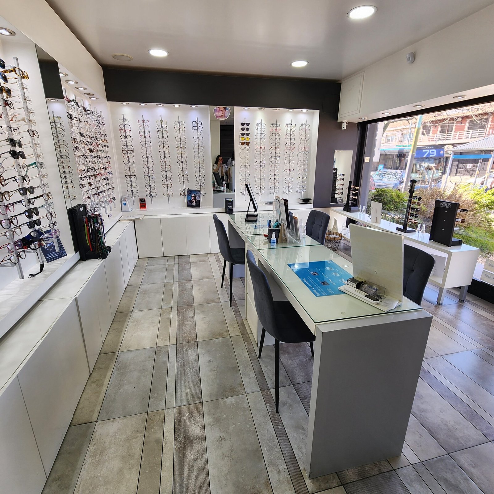 Sucursal OneVision en Avenida Espora 1100, Adrogué